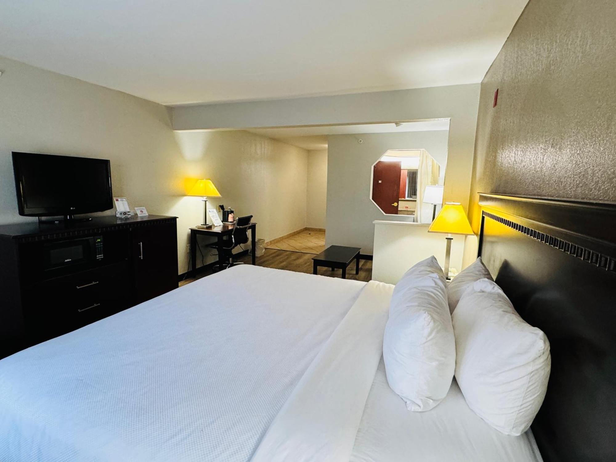 Econo Lodge Inn & Suites Monroe Bagian luar foto